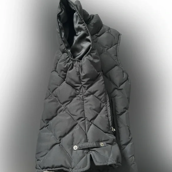 Woman’s Tommy Hilfiger Diamond Quilted Puffer Vest - Picture 4 of 6